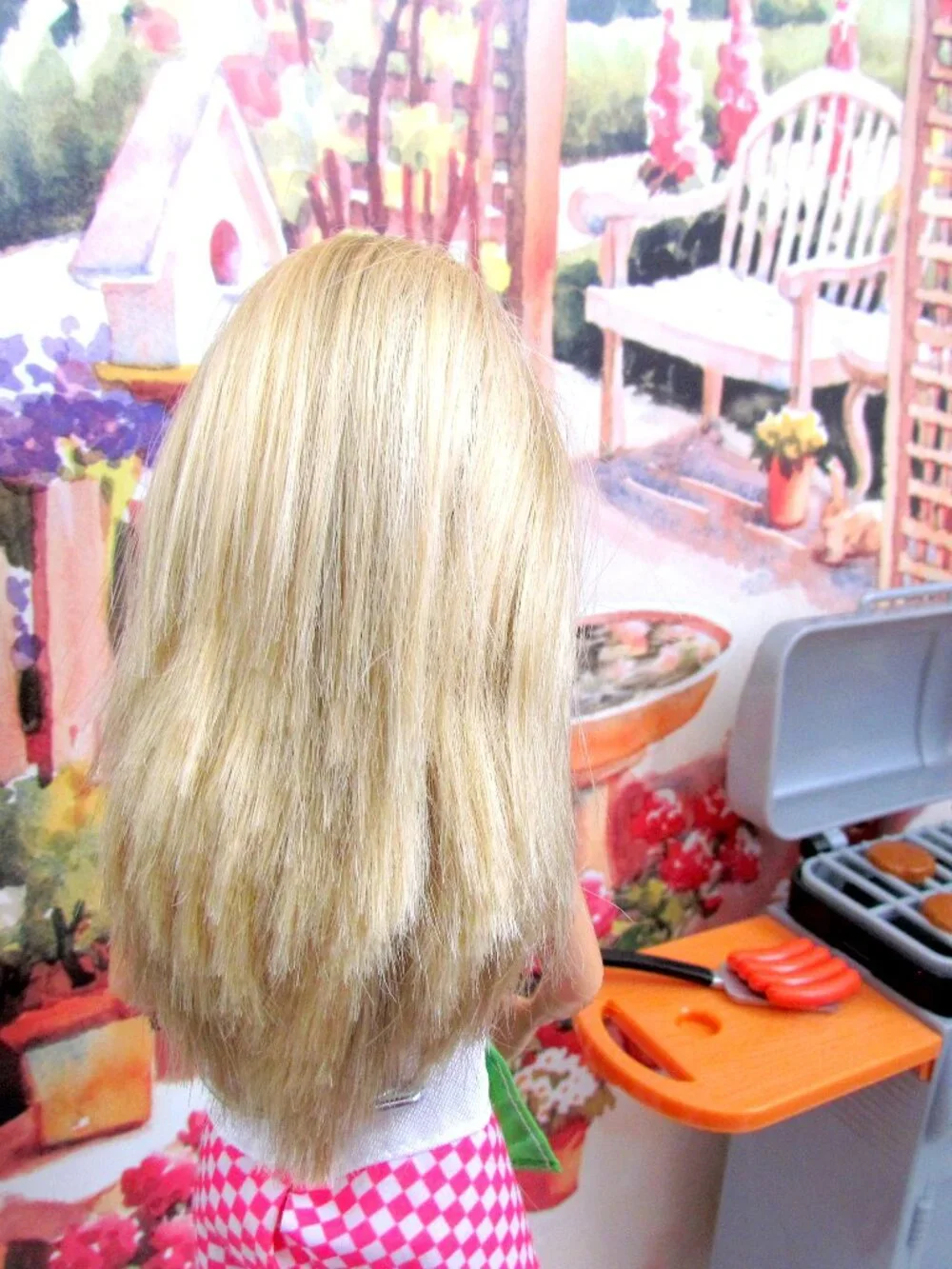 BARBIE BARBEQUE, ARTICULATED ARMS DOLL + HOT DOG BBQ + STAND, CUTE APRON OUTFIT